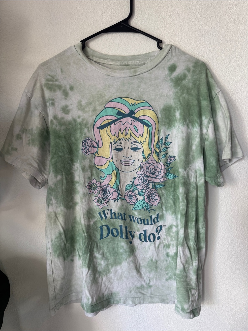What Would Dolly Do? Womens Tie-Dye Graphic Tee - Green Dolly Parton